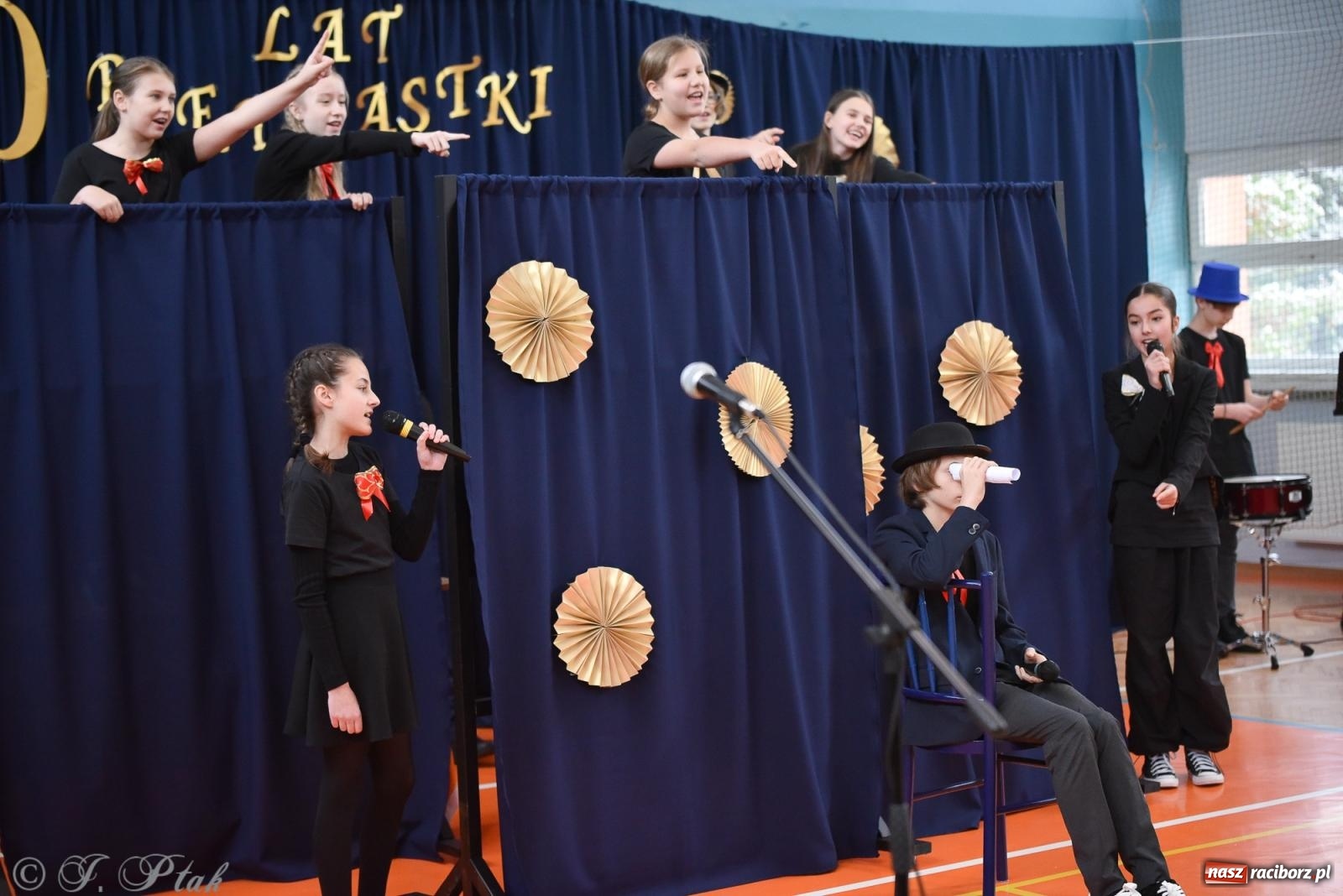 Zdjęcie w galerii na portalu naszraciborz.pl: Janek Górka zaśpiewał na urodzinach Piętnastki. Szkoła przy Słowackiego ma już 40 lat [FOTO i WIDEO] wiadomości z regionu