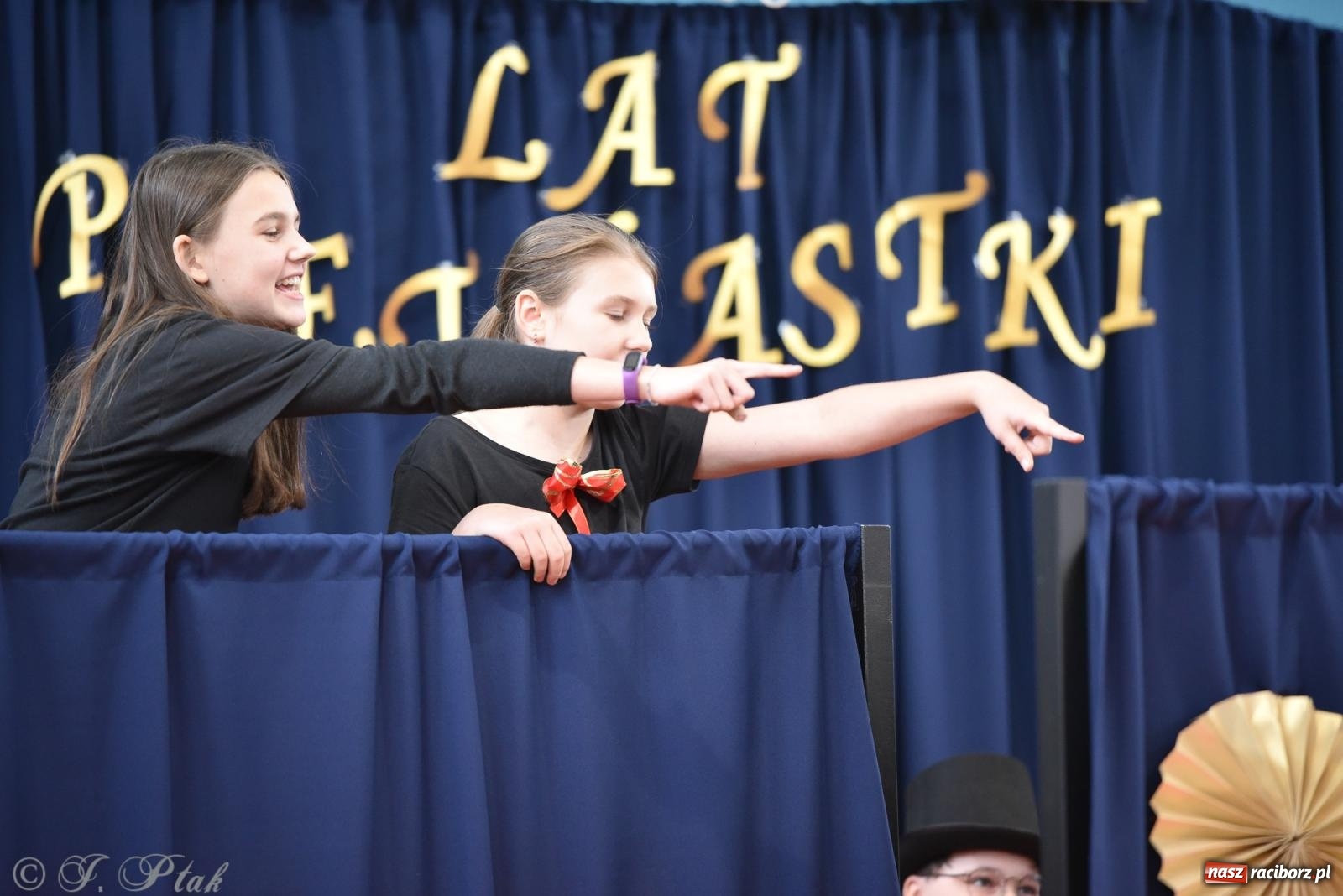 Zdjęcie w galerii na portalu naszraciborz.pl: Janek Górka zaśpiewał na urodzinach Piętnastki. Szkoła przy Słowackiego ma już 40 lat [FOTO i WIDEO] wiadomości z regionu