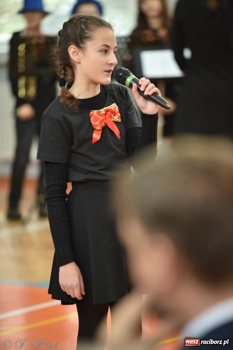 Zdjęcie w galerii na portalu naszraciborz.pl: Janek Górka zaśpiewał na urodzinach Piętnastki. Szkoła przy Słowackiego ma już 40 lat [FOTO i WIDEO] wiadomości z regionu