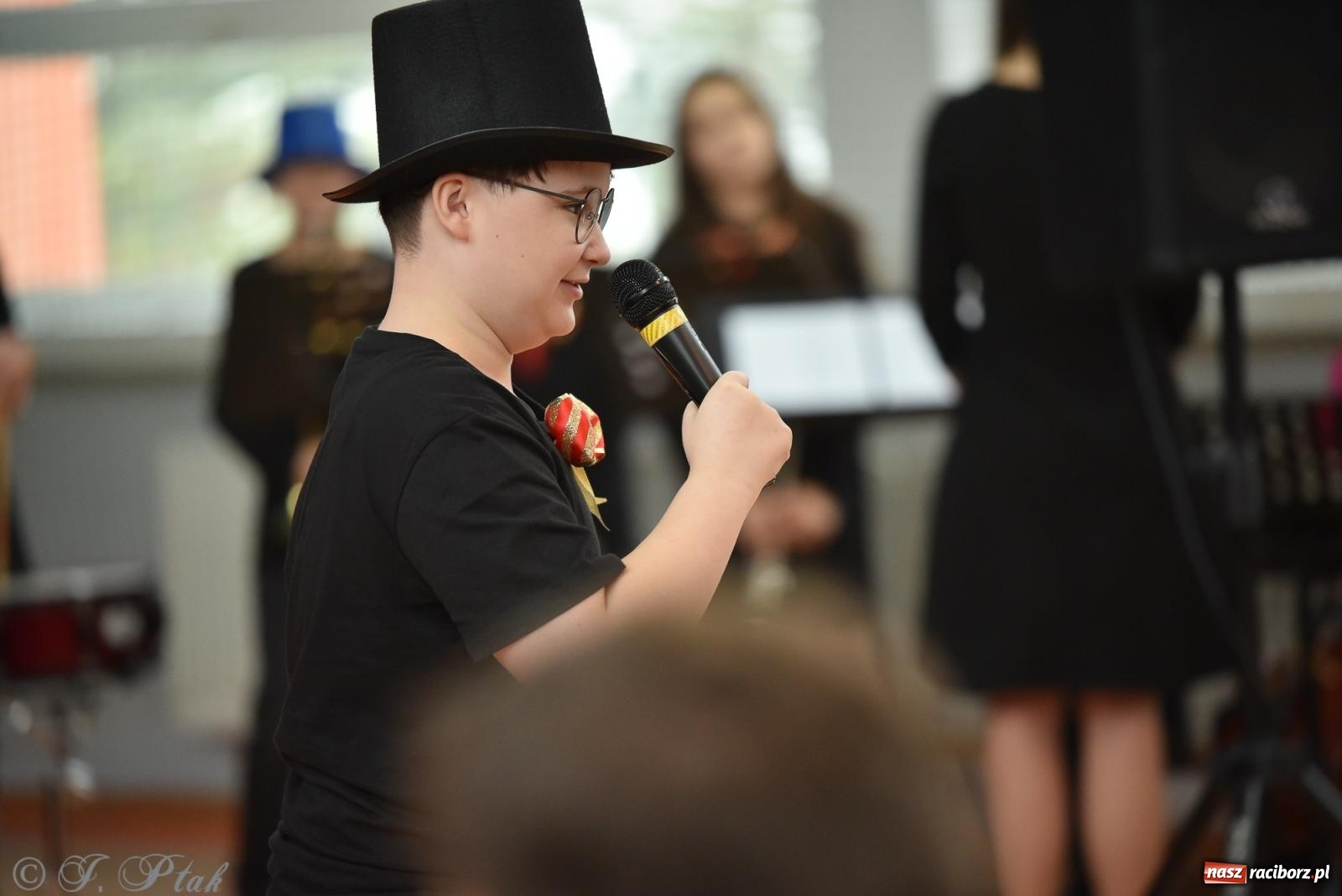Zdjęcie w galerii na portalu naszraciborz.pl: Janek Górka zaśpiewał na urodzinach Piętnastki. Szkoła przy Słowackiego ma już 40 lat [FOTO i WIDEO] wiadomości z regionu
