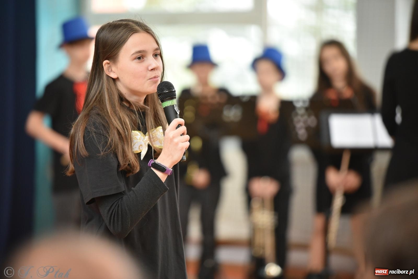 Zdjęcie w galerii na portalu naszraciborz.pl: Janek Górka zaśpiewał na urodzinach Piętnastki. Szkoła przy Słowackiego ma już 40 lat [FOTO i WIDEO] wiadomości z regionu