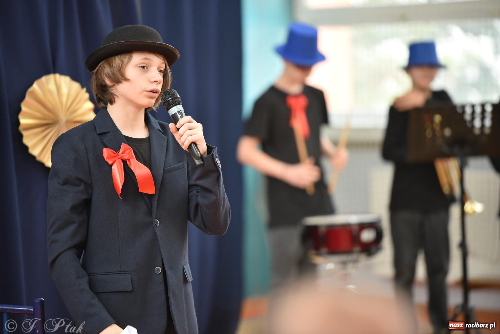 Zdjęcie w galerii na portalu naszraciborz.pl: Janek Górka zaśpiewał na urodzinach Piętnastki. Szkoła przy Słowackiego ma już 40 lat [FOTO i WIDEO] wiadomości z regionu