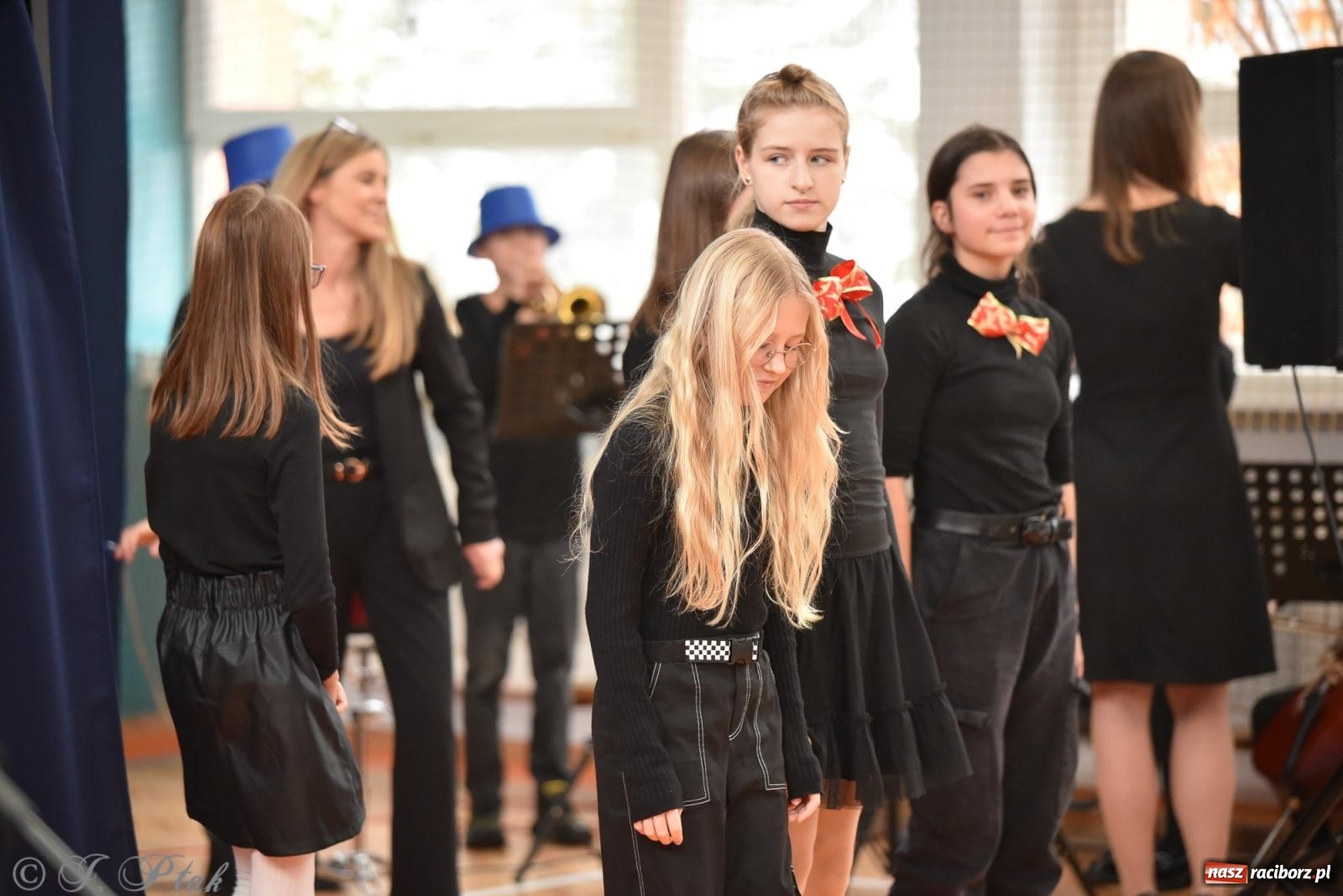 Zdjęcie w galerii na portalu naszraciborz.pl: Janek Górka zaśpiewał na urodzinach Piętnastki. Szkoła przy Słowackiego ma już 40 lat [FOTO i WIDEO] wiadomości z regionu