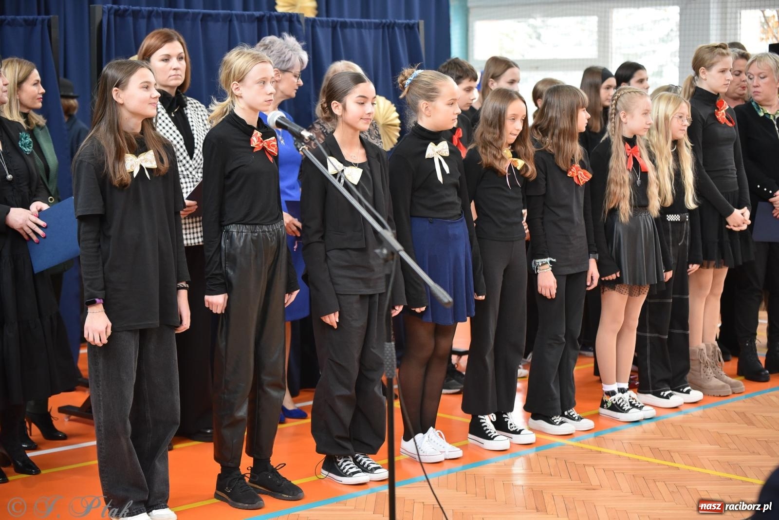 Zdjęcie w galerii na portalu naszraciborz.pl: Janek Górka zaśpiewał na urodzinach Piętnastki. Szkoła przy Słowackiego ma już 40 lat [FOTO i WIDEO] wiadomości z regionu