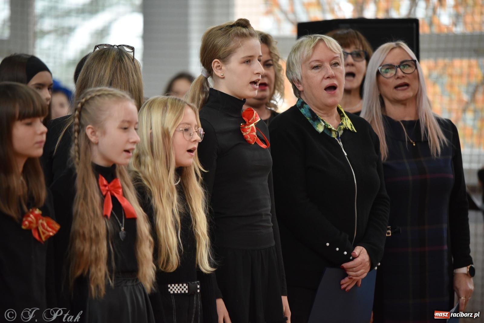 Zdjęcie w galerii na portalu naszraciborz.pl: Janek Górka zaśpiewał na urodzinach Piętnastki. Szkoła przy Słowackiego ma już 40 lat [FOTO i WIDEO] wiadomości z regionu