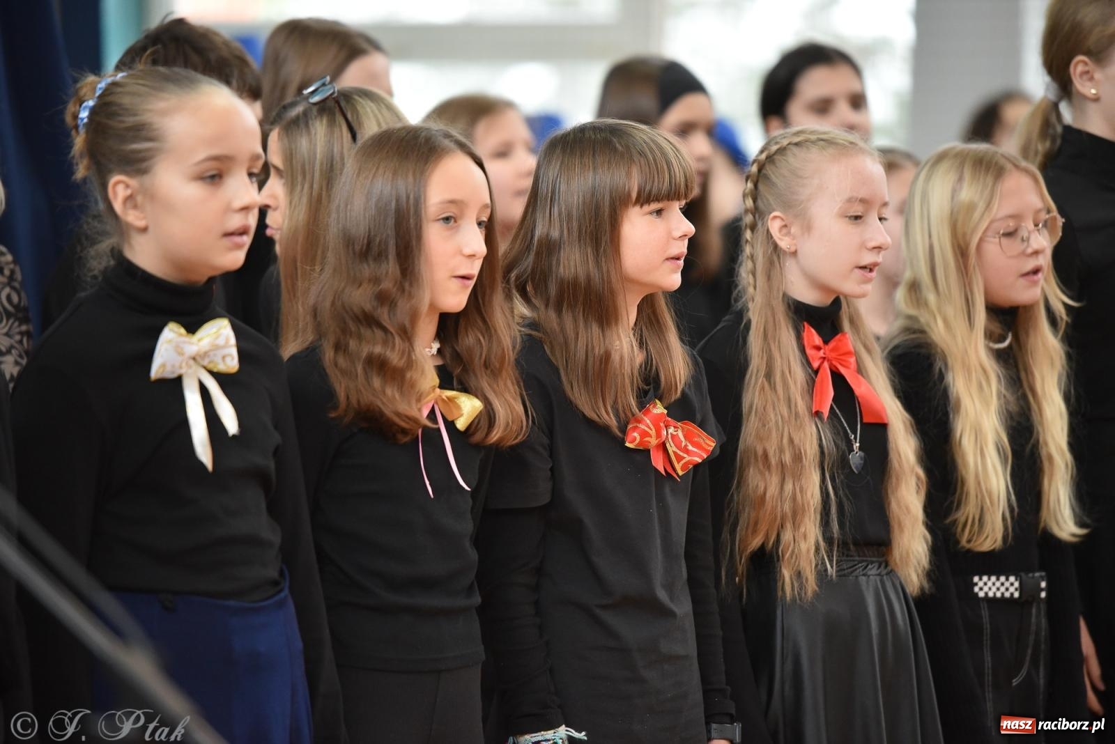 Zdjęcie w galerii na portalu naszraciborz.pl: Janek Górka zaśpiewał na urodzinach Piętnastki. Szkoła przy Słowackiego ma już 40 lat [FOTO i WIDEO] wiadomości z regionu