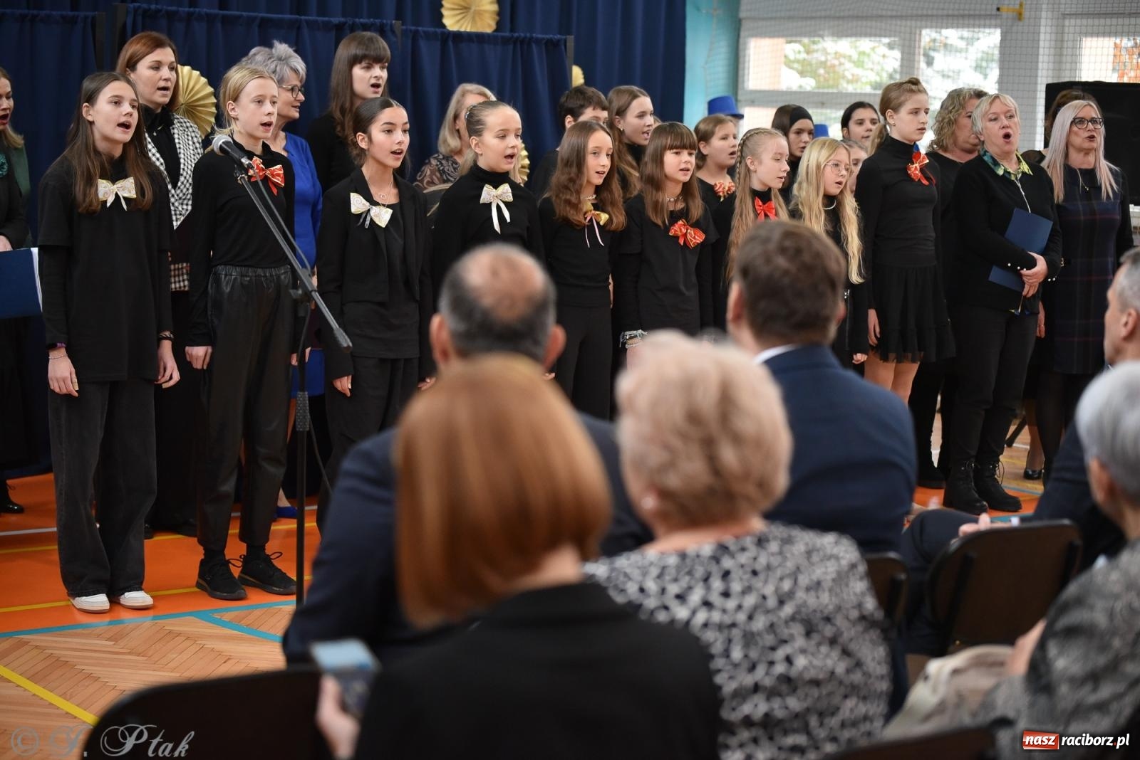 Zdjęcie w galerii na portalu naszraciborz.pl: Janek Górka zaśpiewał na urodzinach Piętnastki. Szkoła przy Słowackiego ma już 40 lat [FOTO i WIDEO] wiadomości z regionu
