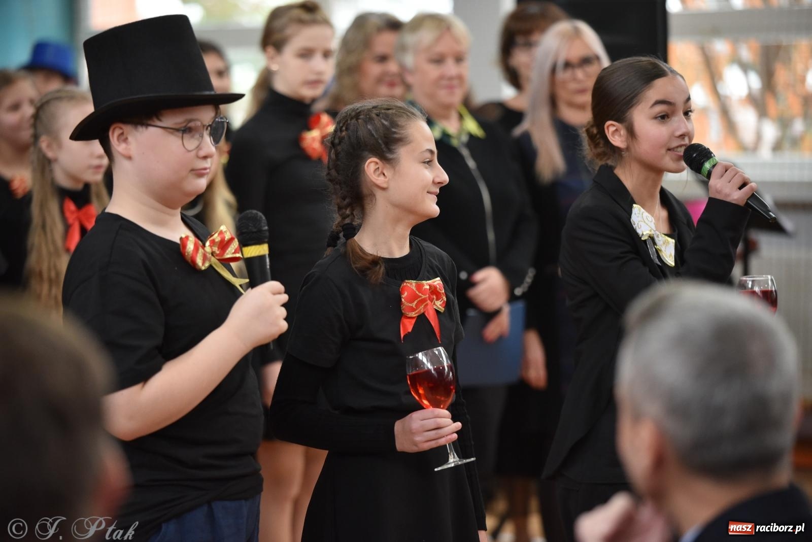Zdjęcie w galerii na portalu naszraciborz.pl: Janek Górka zaśpiewał na urodzinach Piętnastki. Szkoła przy Słowackiego ma już 40 lat [FOTO i WIDEO] wiadomości z regionu