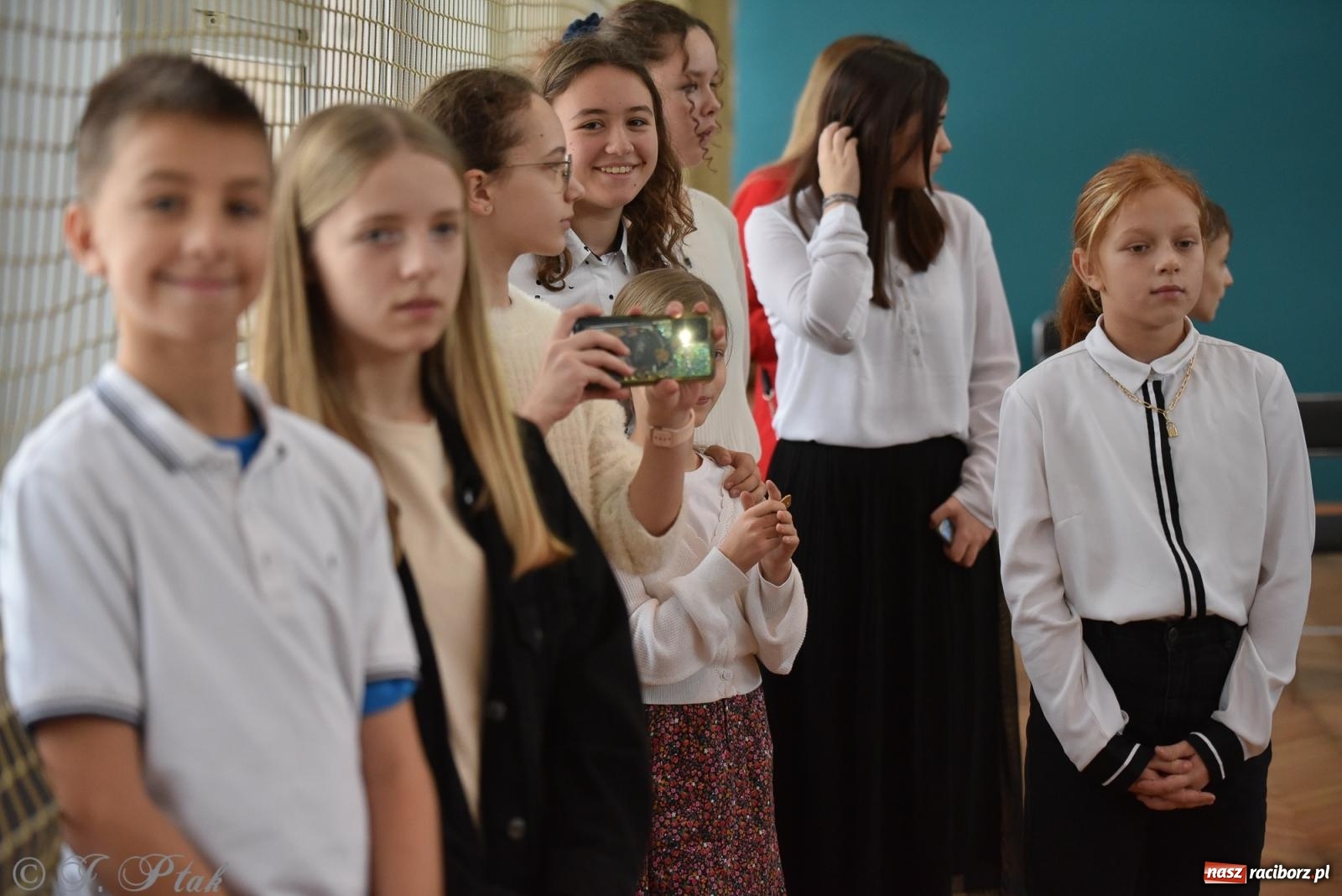Zdjęcie w galerii na portalu naszraciborz.pl: Janek Górka zaśpiewał na urodzinach Piętnastki. Szkoła przy Słowackiego ma już 40 lat [FOTO i WIDEO] wiadomości z regionu
