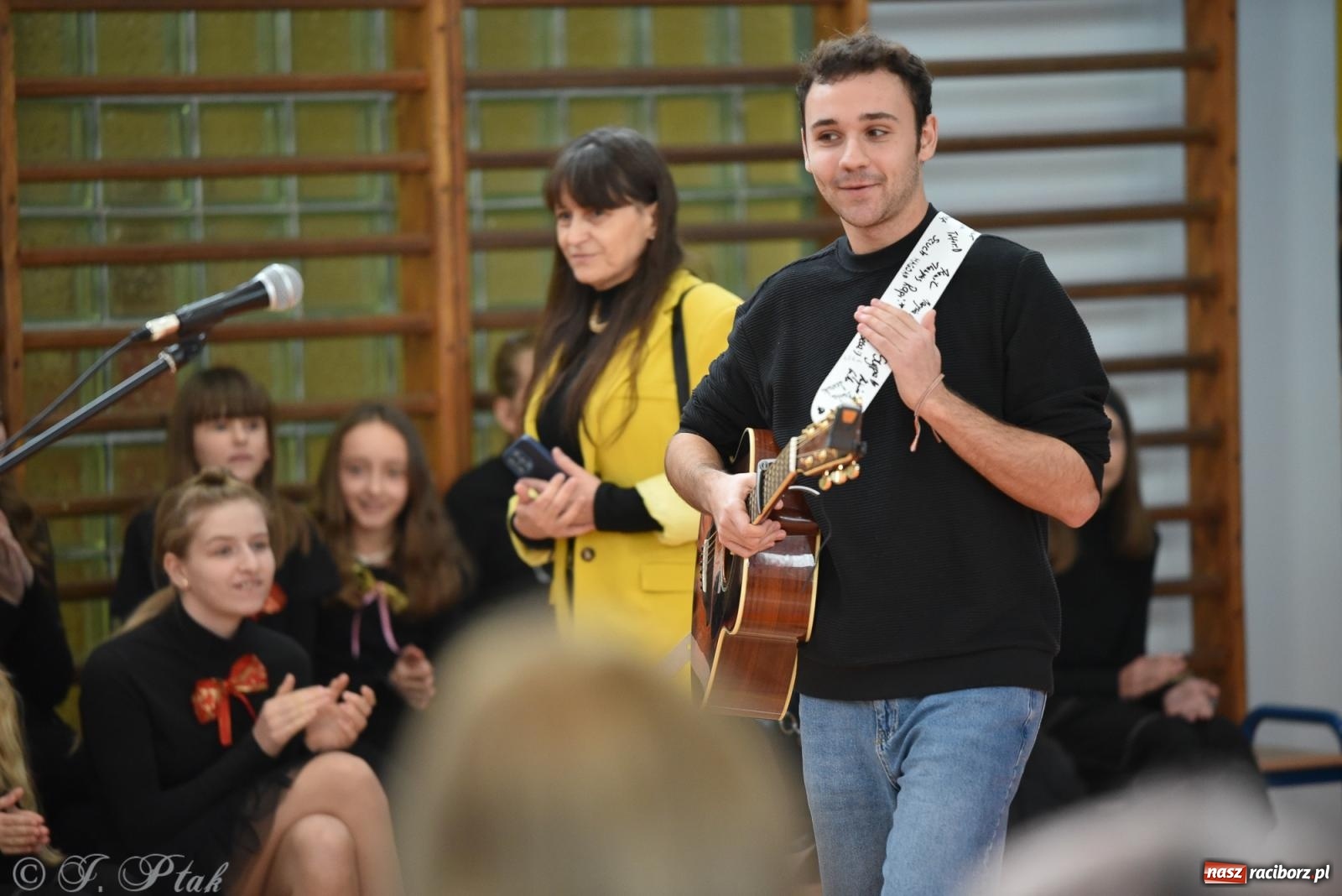 Zdjęcie w galerii na portalu naszraciborz.pl: Janek Górka zaśpiewał na urodzinach Piętnastki. Szkoła przy Słowackiego ma już 40 lat [FOTO i WIDEO] wiadomości z regionu