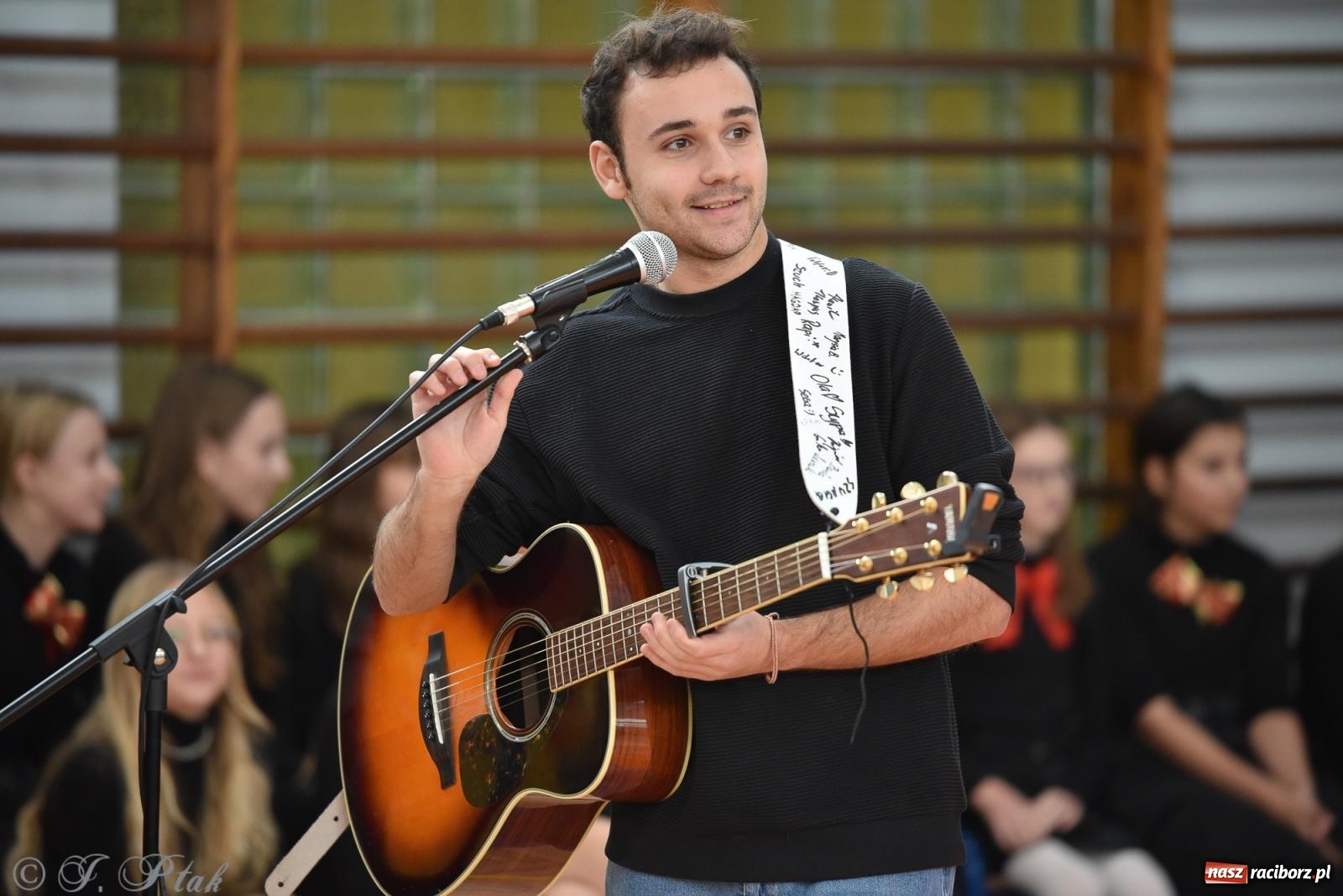 Zdjęcie w galerii na portalu naszraciborz.pl: Janek Górka zaśpiewał na urodzinach Piętnastki. Szkoła przy Słowackiego ma już 40 lat [FOTO i WIDEO] wiadomości z regionu