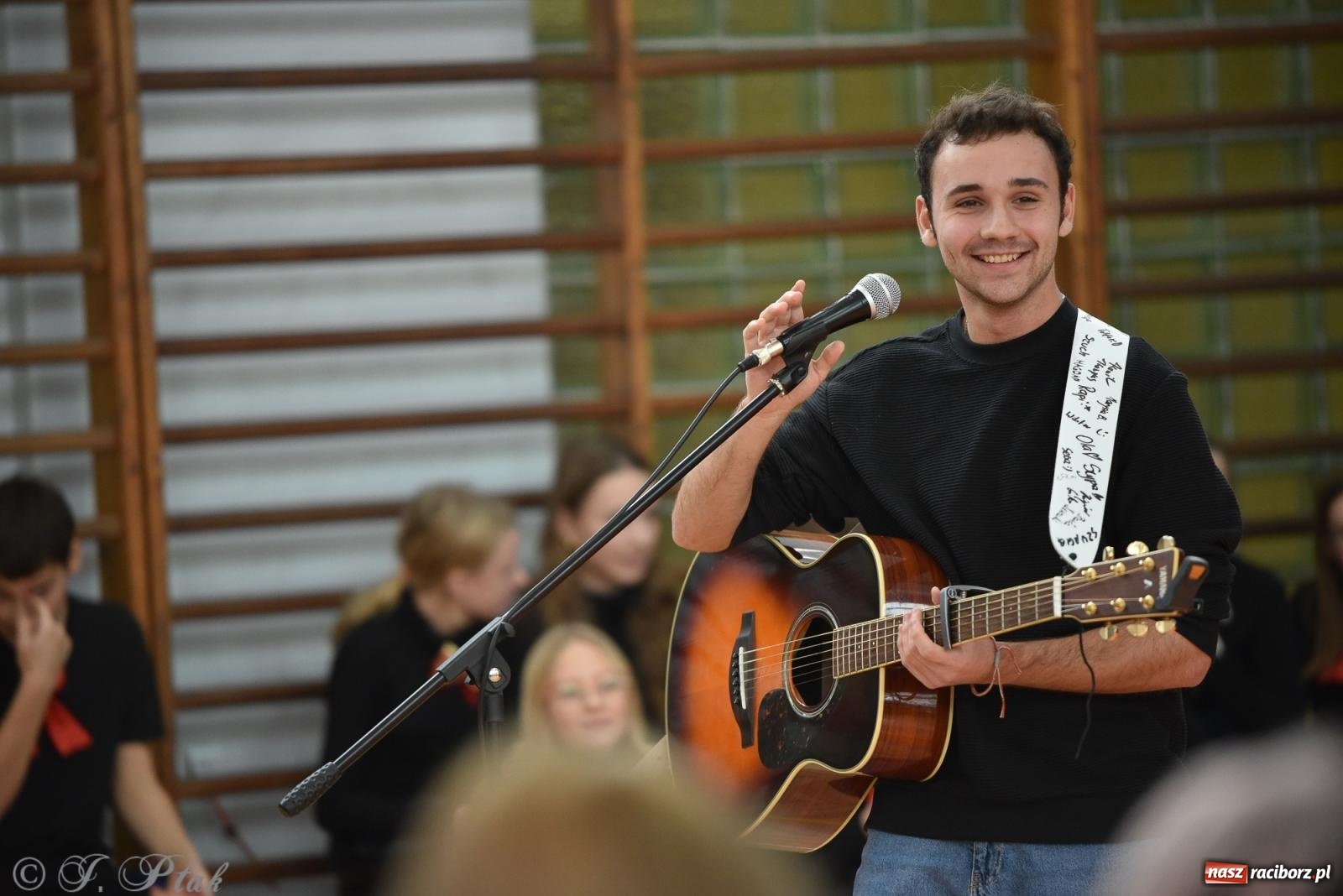 Zdjęcie w galerii na portalu naszraciborz.pl: Janek Górka zaśpiewał na urodzinach Piętnastki. Szkoła przy Słowackiego ma już 40 lat [FOTO i WIDEO] wiadomości z regionu