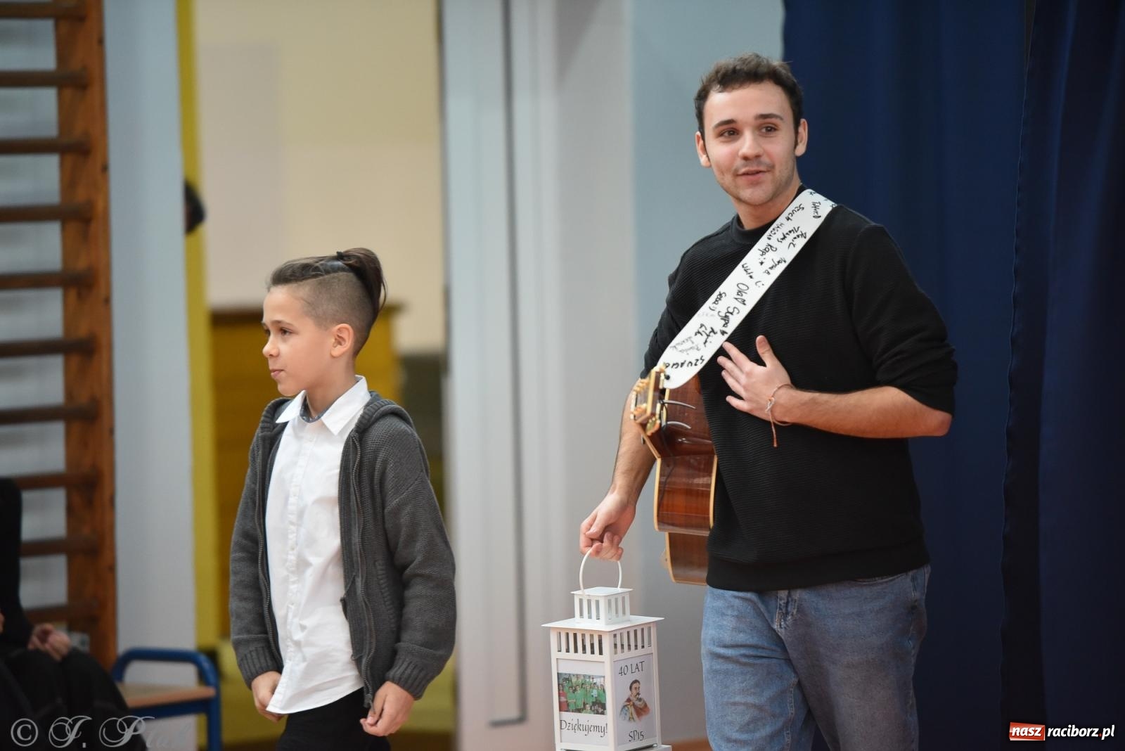 Zdjęcie w galerii na portalu naszraciborz.pl: Janek Górka zaśpiewał na urodzinach Piętnastki. Szkoła przy Słowackiego ma już 40 lat [FOTO i WIDEO] wiadomości z regionu