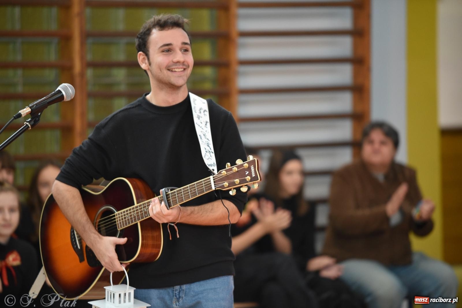 Zdjęcie w galerii na portalu naszraciborz.pl: Janek Górka zaśpiewał na urodzinach Piętnastki. Szkoła przy Słowackiego ma już 40 lat [FOTO i WIDEO] wiadomości z regionu