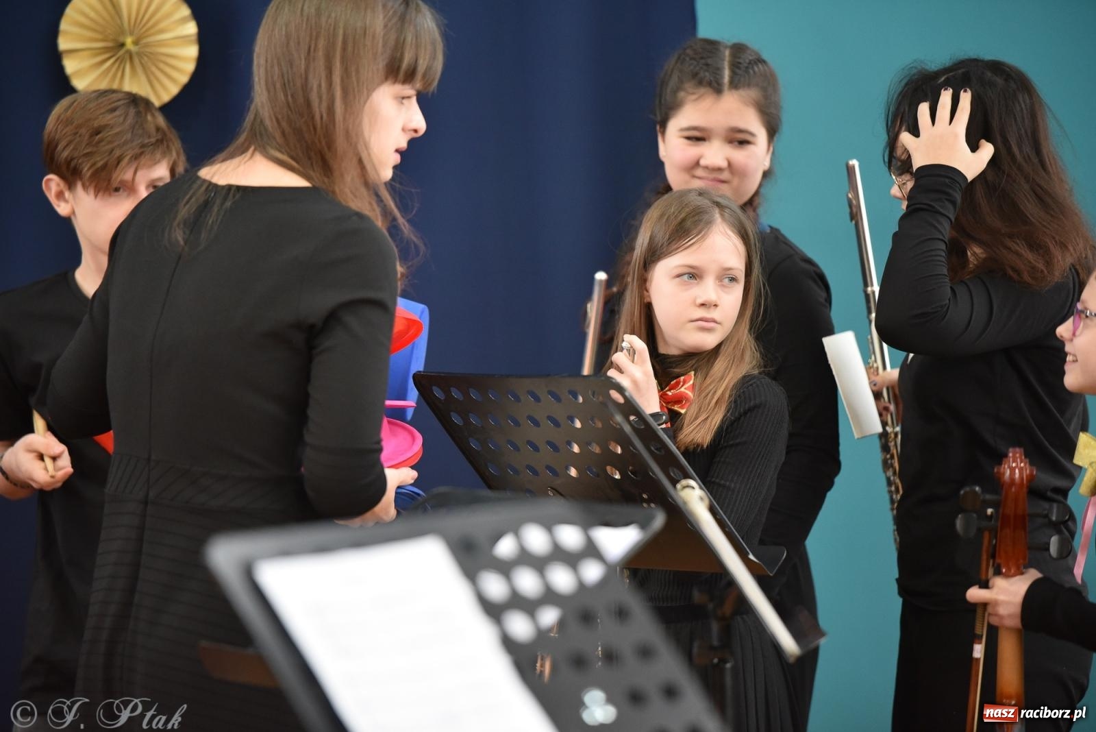 Zdjęcie w galerii na portalu naszraciborz.pl: Janek Górka zaśpiewał na urodzinach Piętnastki. Szkoła przy Słowackiego ma już 40 lat [FOTO i WIDEO] wiadomości z regionu
