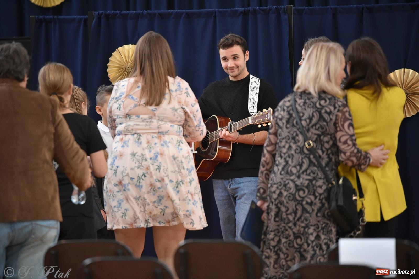 Zdjęcie w galerii na portalu naszraciborz.pl: Janek Górka zaśpiewał na urodzinach Piętnastki. Szkoła przy Słowackiego ma już 40 lat [FOTO i WIDEO] wiadomości z regionu