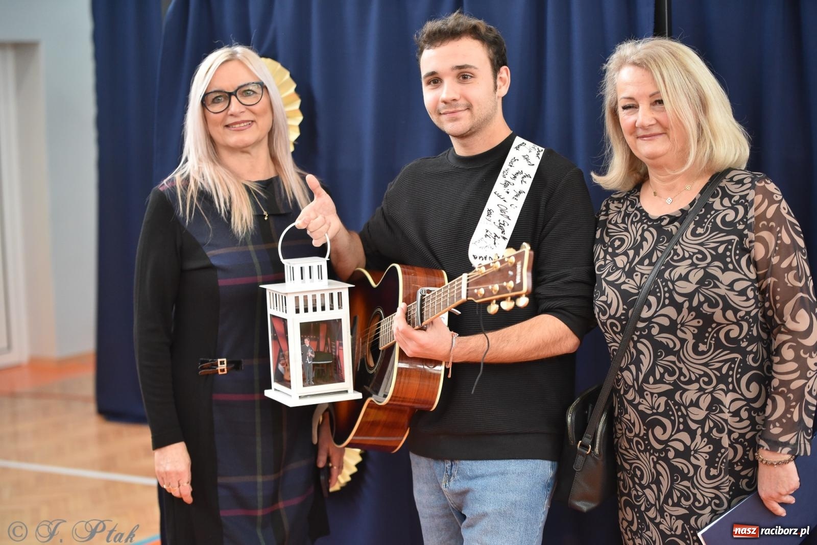 Zdjęcie w galerii na portalu naszraciborz.pl: Janek Górka zaśpiewał na urodzinach Piętnastki. Szkoła przy Słowackiego ma już 40 lat [FOTO i WIDEO] wiadomości z regionu