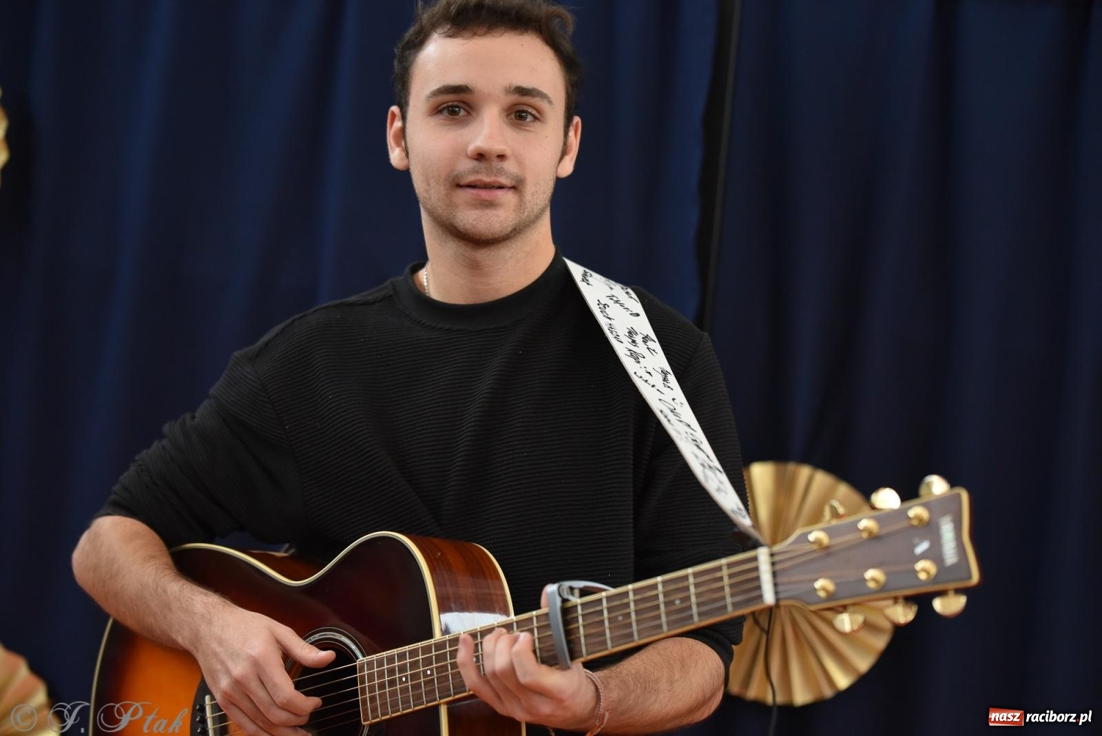 Zdjęcie w galerii na portalu naszraciborz.pl: Janek Górka zaśpiewał na urodzinach Piętnastki. Szkoła przy Słowackiego ma już 40 lat [FOTO i WIDEO] wiadomości z regionu