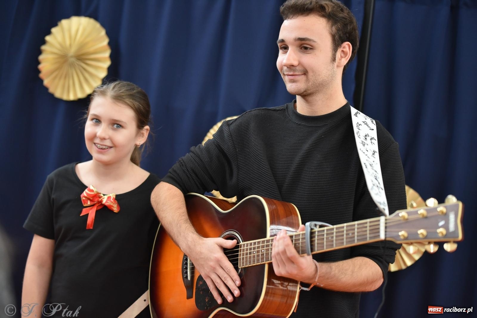 Zdjęcie w galerii na portalu naszraciborz.pl: Janek Górka zaśpiewał na urodzinach Piętnastki. Szkoła przy Słowackiego ma już 40 lat [FOTO i WIDEO] wiadomości z regionu