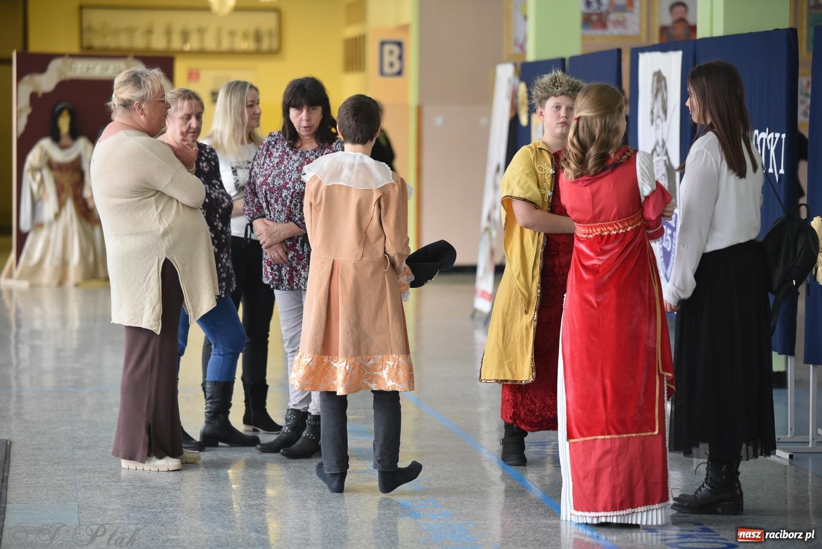 Zdjęcie w galerii na portalu naszraciborz.pl: Janek Górka zaśpiewał na urodzinach Piętnastki. Szkoła przy Słowackiego ma już 40 lat [FOTO i WIDEO] wiadomości z regionu