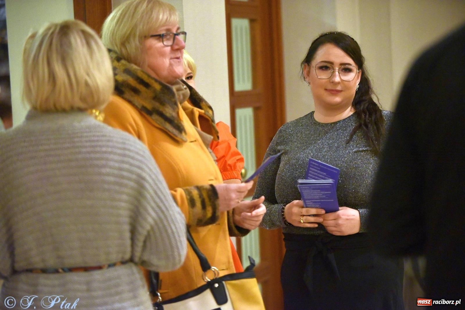 Zdjęcie w galerii na portalu naszraciborz.pl: Oprah Winfrey, Pompa Band, poród i Modlitwa. Gwiazdka Serc na bis! wiadomości z regionu