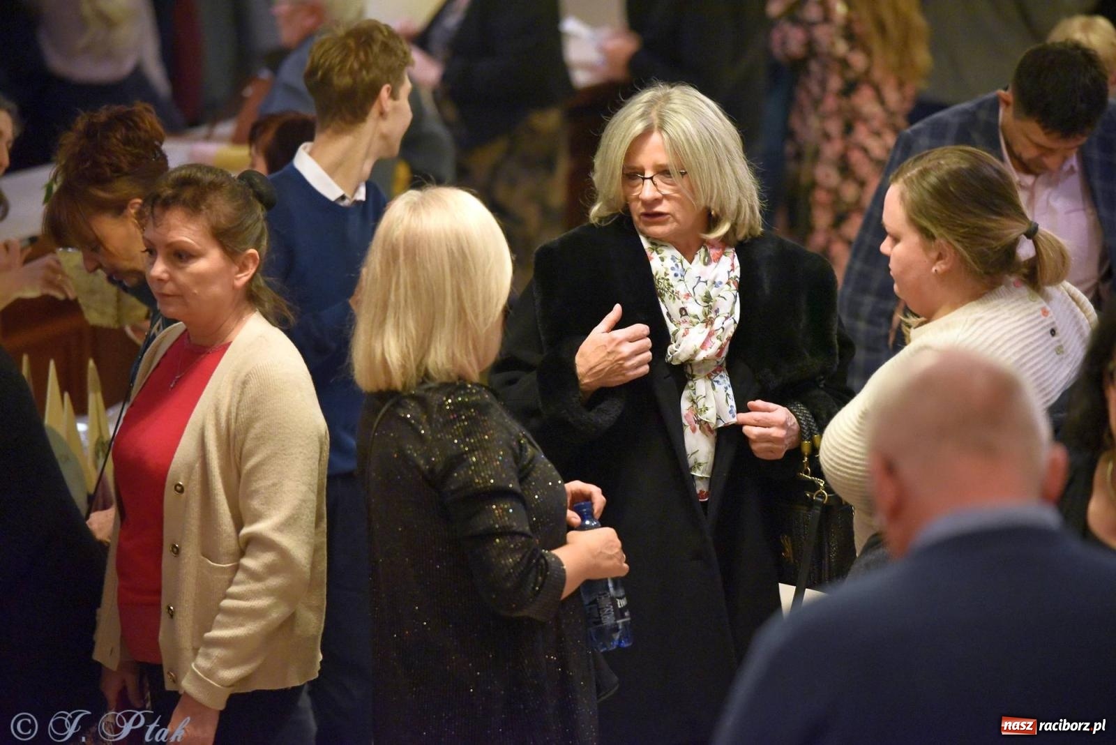 Zdjęcie w galerii na portalu naszraciborz.pl: Oprah Winfrey, Pompa Band, poród i Modlitwa. Gwiazdka Serc na bis! wiadomości z regionu