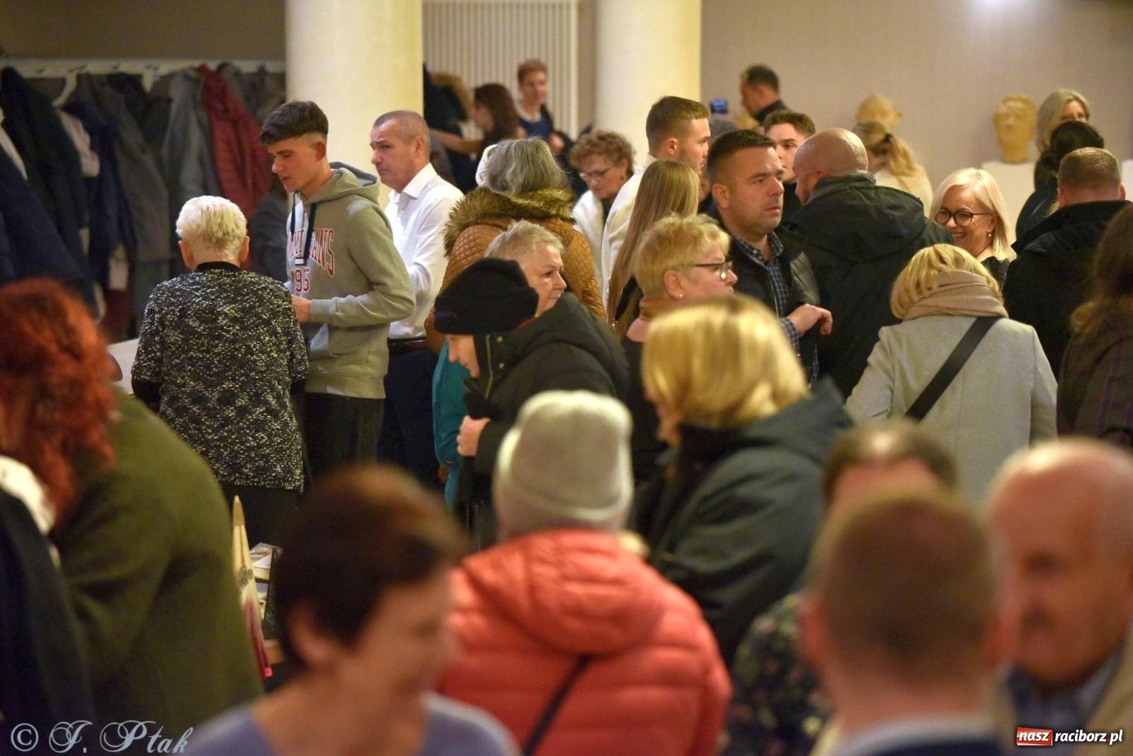 Zdjęcie w galerii na portalu naszraciborz.pl: Oprah Winfrey, Pompa Band, poród i Modlitwa. Gwiazdka Serc na bis! wiadomości z regionu