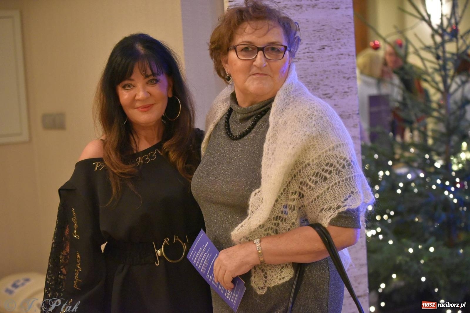 Zdjęcie w galerii na portalu naszraciborz.pl: Oprah Winfrey, Pompa Band, poród i Modlitwa. Gwiazdka Serc na bis! wiadomości z regionu