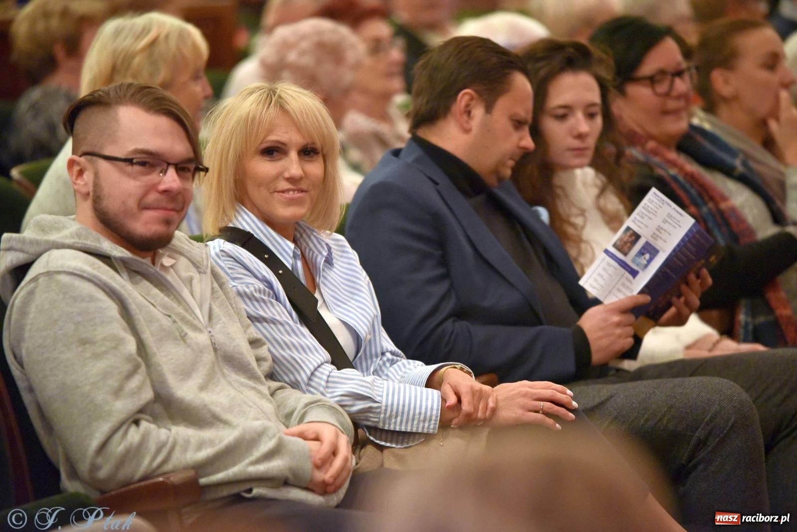 Zdjęcie w galerii na portalu naszraciborz.pl: Oprah Winfrey, Pompa Band, poród i Modlitwa. Gwiazdka Serc na bis! wiadomości z regionu