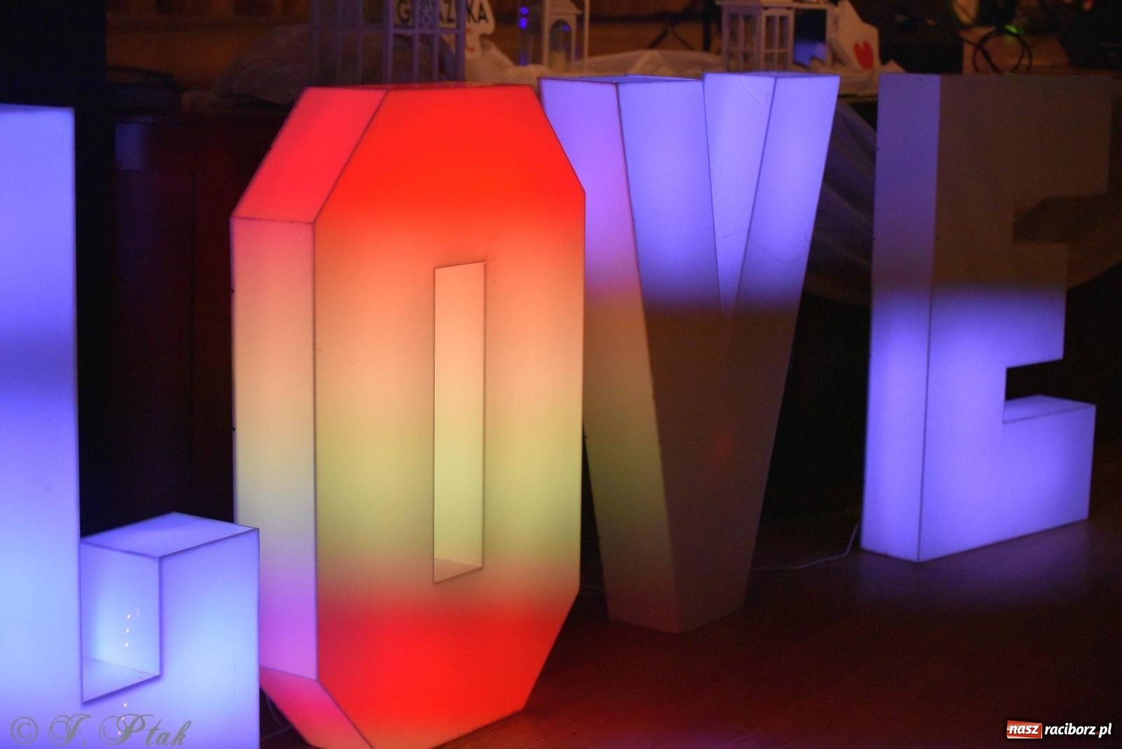 Zdjęcie w galerii na portalu naszraciborz.pl: Oprah Winfrey, Pompa Band, poród i Modlitwa. Gwiazdka Serc na bis! wiadomości z regionu