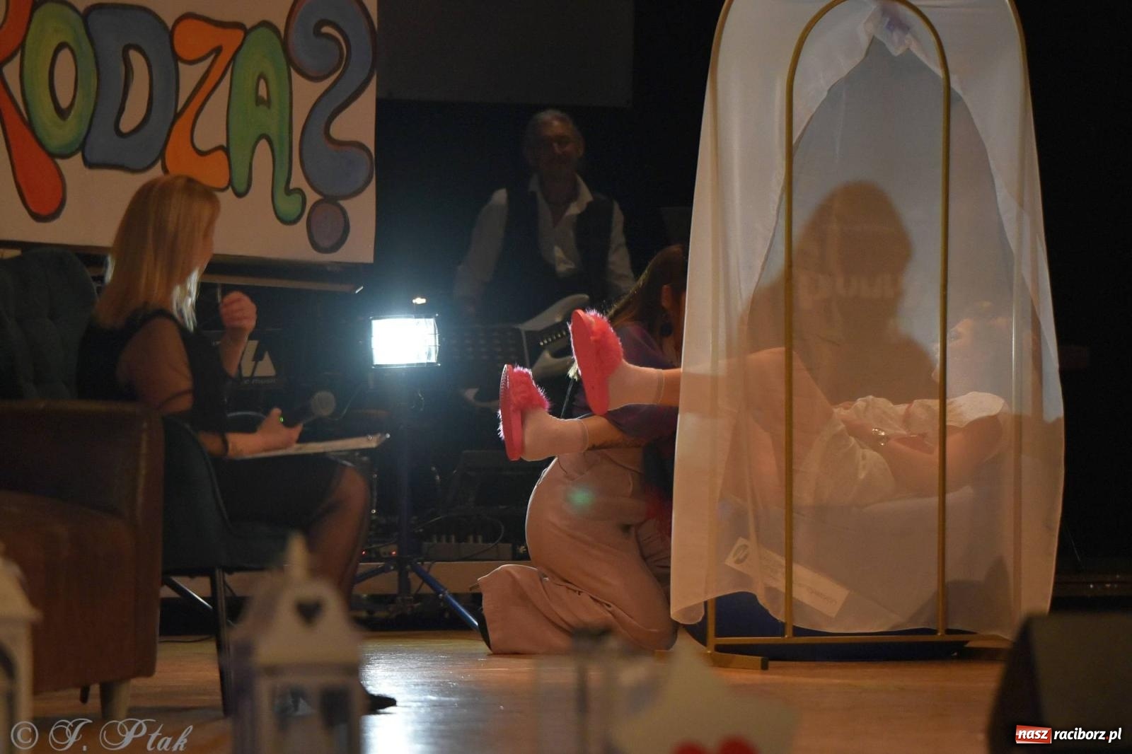 Zdjęcie w galerii na portalu naszraciborz.pl: Oprah Winfrey, Pompa Band, poród i Modlitwa. Gwiazdka Serc na bis! wiadomości z regionu