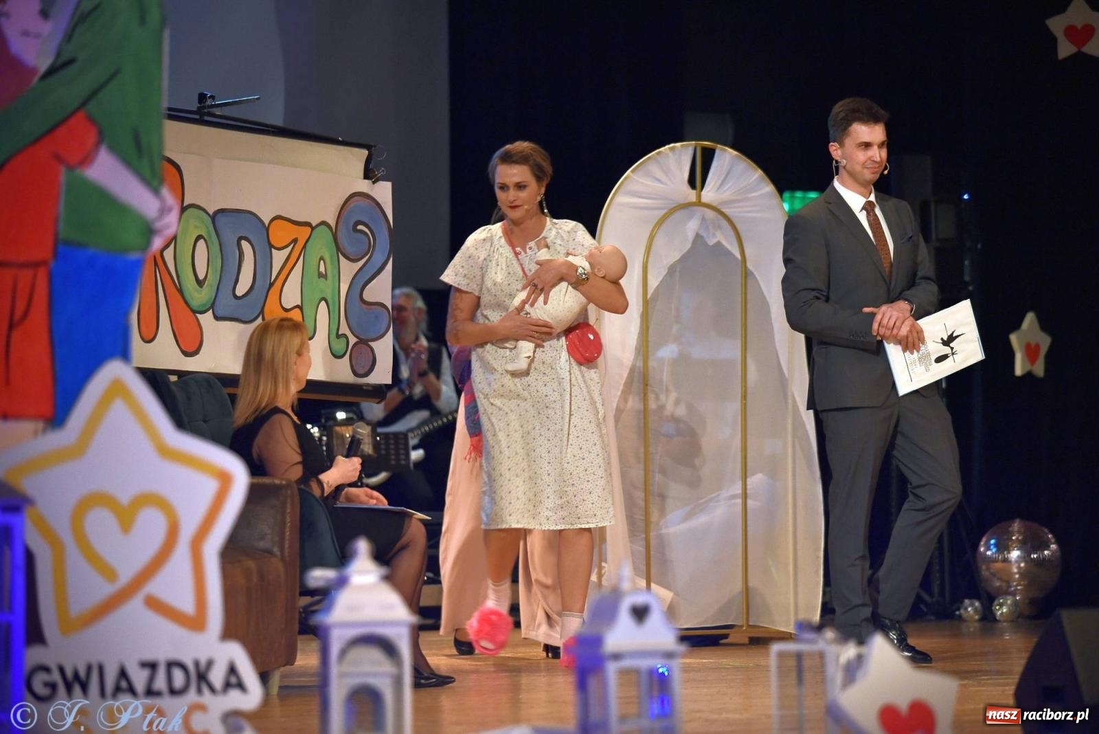 Zdjęcie w galerii na portalu naszraciborz.pl: Oprah Winfrey, Pompa Band, poród i Modlitwa. Gwiazdka Serc na bis! wiadomości z regionu