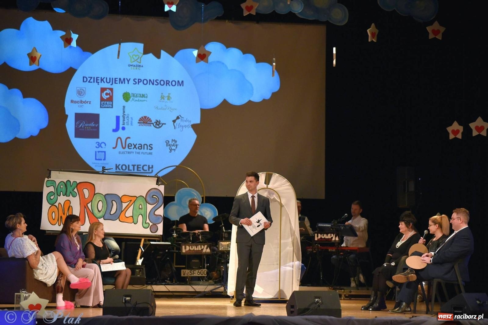 Zdjęcie w galerii na portalu naszraciborz.pl: Oprah Winfrey, Pompa Band, poród i Modlitwa. Gwiazdka Serc na bis! wiadomości z regionu