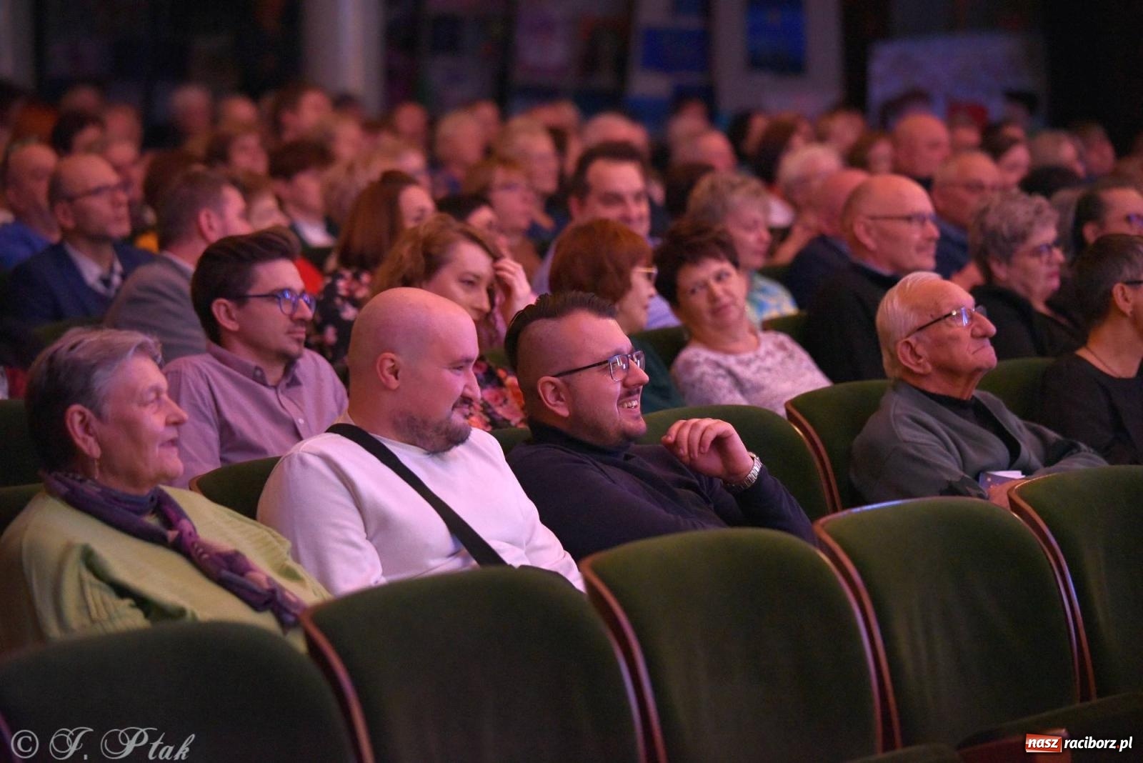Zdjęcie w galerii na portalu naszraciborz.pl: Oprah Winfrey, Pompa Band, poród i Modlitwa. Gwiazdka Serc na bis! wiadomości z regionu
