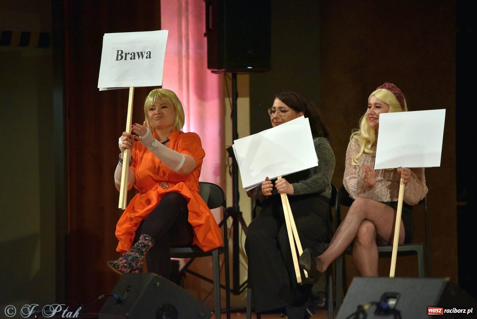 Zdjęcie w galerii na portalu naszraciborz.pl: Oprah Winfrey, Pompa Band, poród i Modlitwa. Gwiazdka Serc na bis! wiadomości z regionu