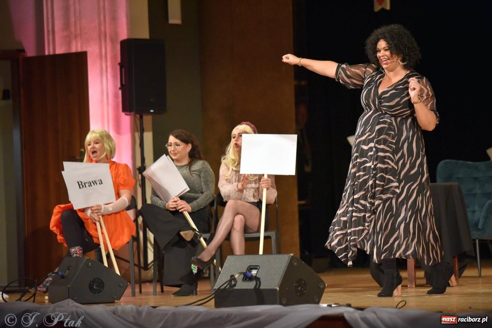 Zdjęcie w galerii na portalu naszraciborz.pl: Oprah Winfrey, Pompa Band, poród i Modlitwa. Gwiazdka Serc na bis! wiadomości z regionu