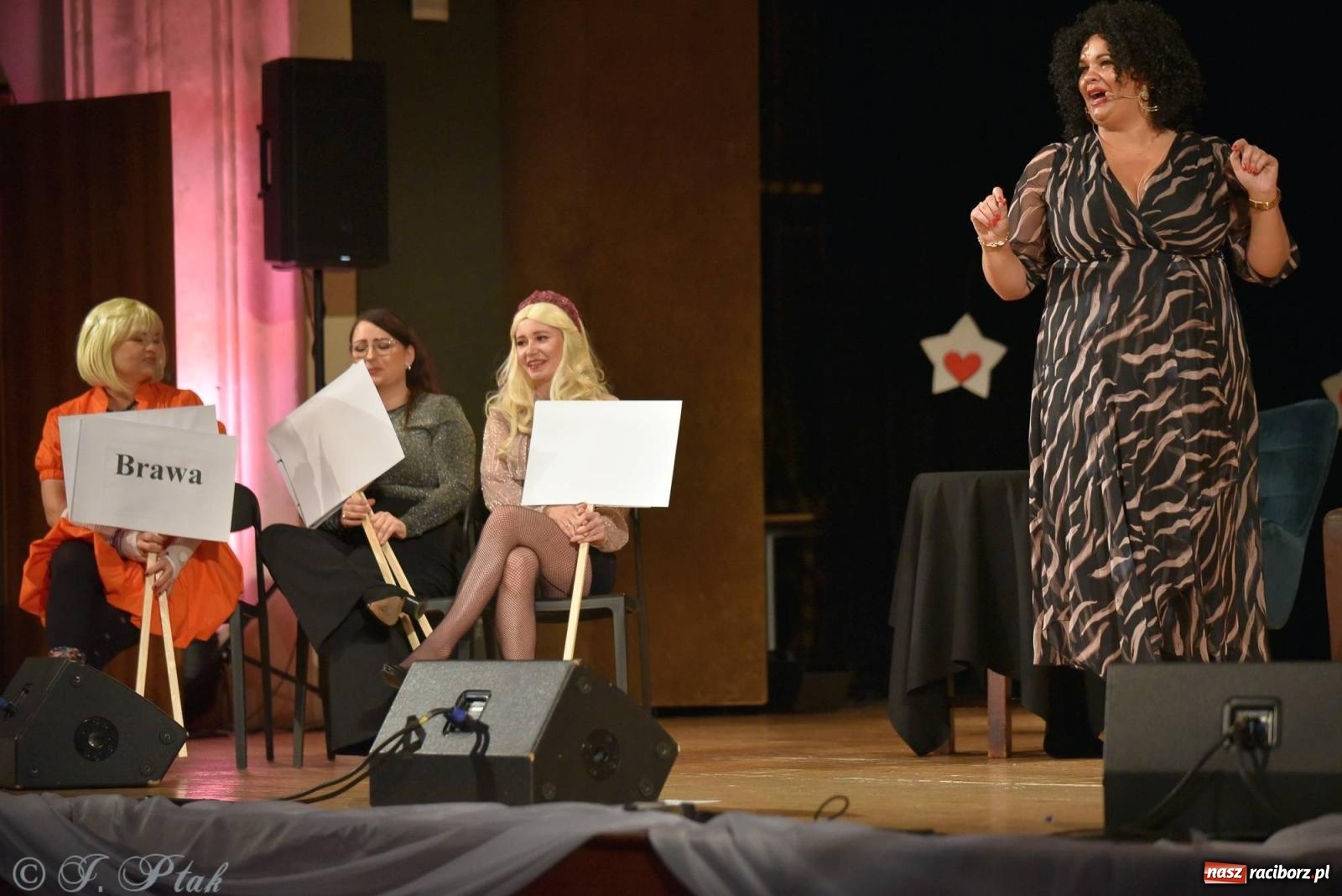 Zdjęcie w galerii na portalu naszraciborz.pl: Oprah Winfrey, Pompa Band, poród i Modlitwa. Gwiazdka Serc na bis! wiadomości z regionu