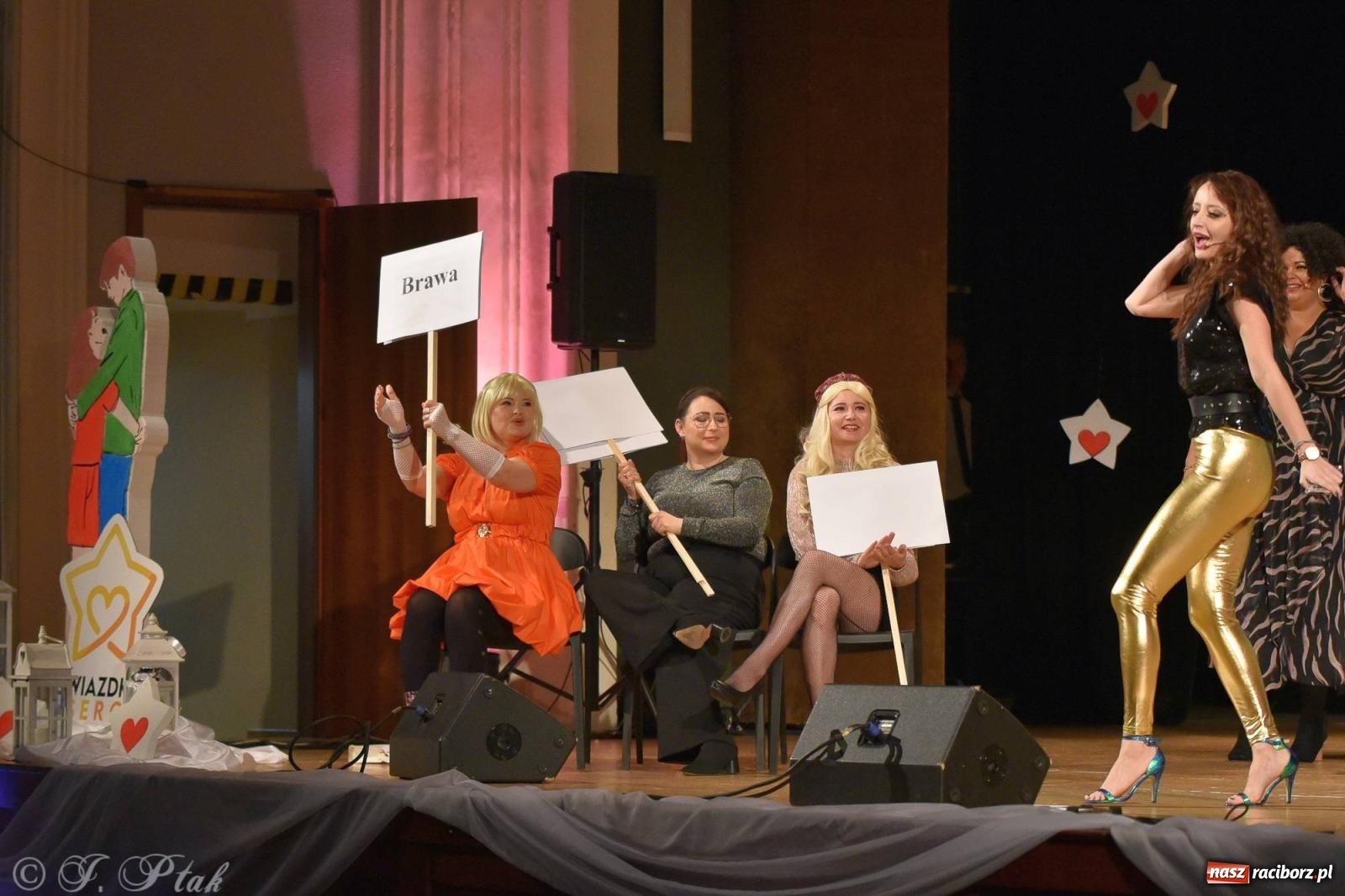 Zdjęcie w galerii na portalu naszraciborz.pl: Oprah Winfrey, Pompa Band, poród i Modlitwa. Gwiazdka Serc na bis! wiadomości z regionu