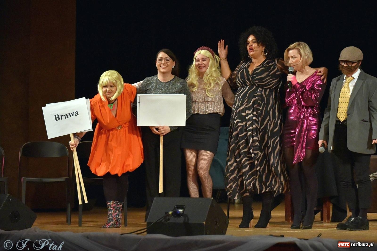 Zdjęcie w galerii na portalu naszraciborz.pl: Oprah Winfrey, Pompa Band, poród i Modlitwa. Gwiazdka Serc na bis! wiadomości z regionu