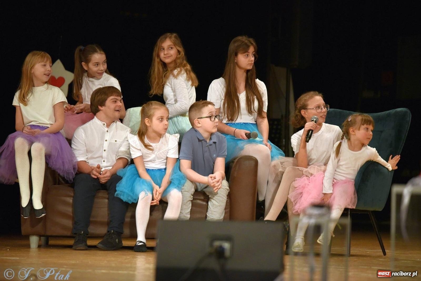 Zdjęcie w galerii na portalu naszraciborz.pl: Oprah Winfrey, Pompa Band, poród i Modlitwa. Gwiazdka Serc na bis! wiadomości z regionu