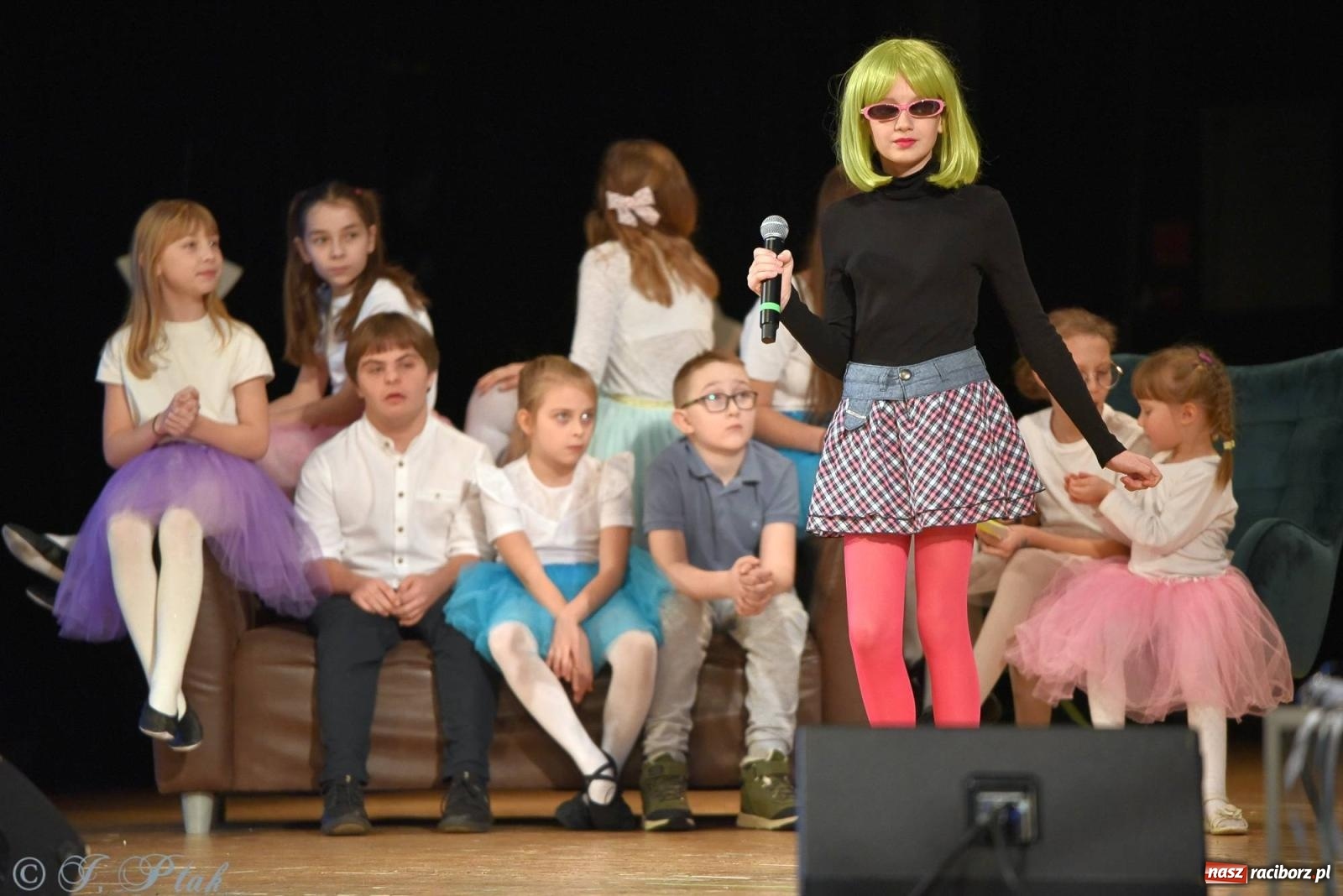 Zdjęcie w galerii na portalu naszraciborz.pl: Oprah Winfrey, Pompa Band, poród i Modlitwa. Gwiazdka Serc na bis! wiadomości z regionu