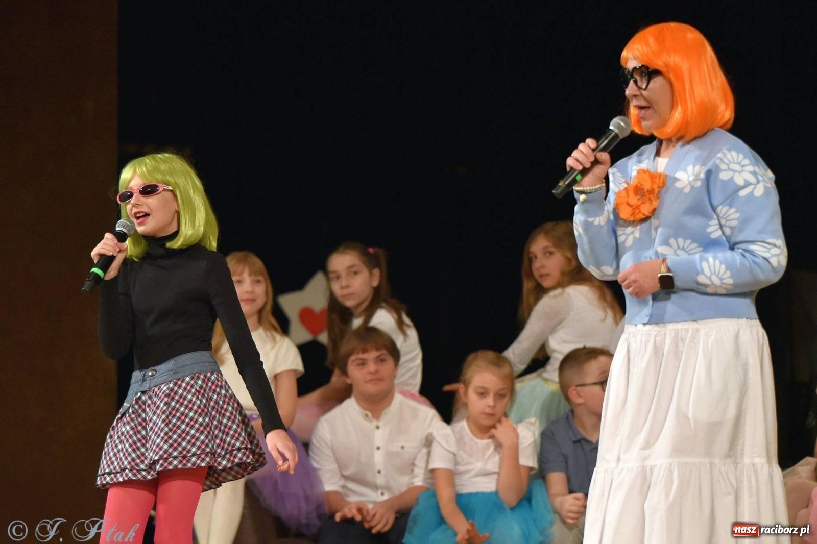 Zdjęcie w galerii na portalu naszraciborz.pl: Oprah Winfrey, Pompa Band, poród i Modlitwa. Gwiazdka Serc na bis! wiadomości z regionu