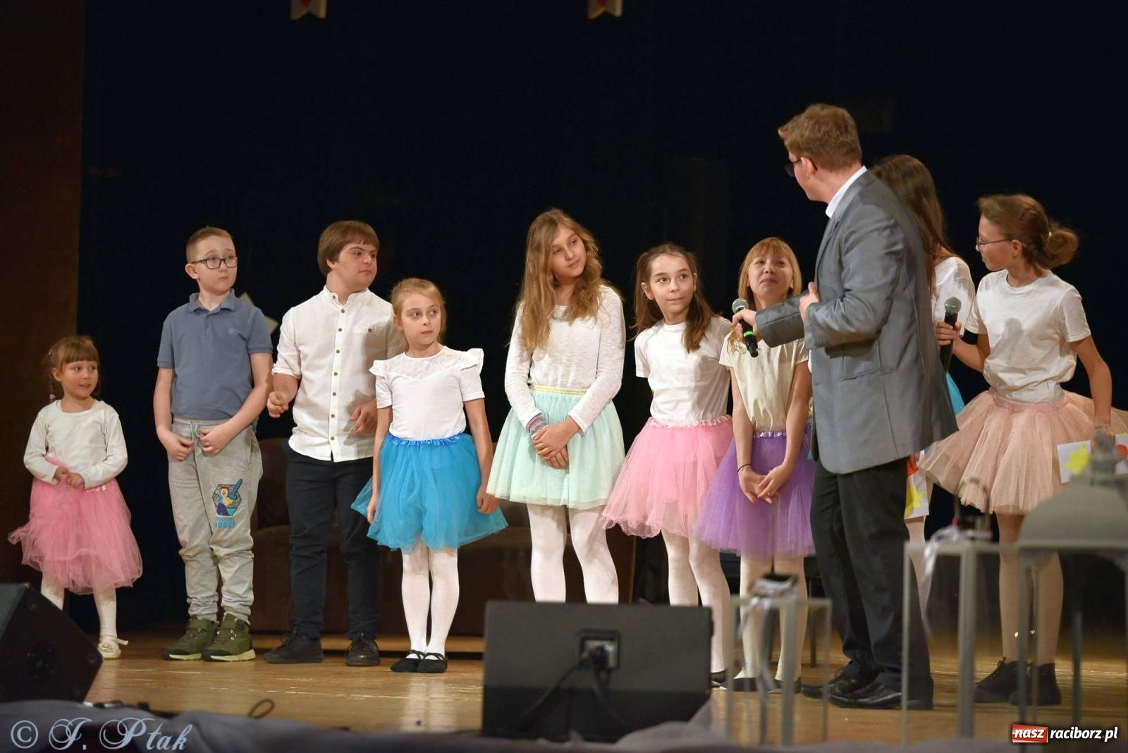 Zdjęcie w galerii na portalu naszraciborz.pl: Oprah Winfrey, Pompa Band, poród i Modlitwa. Gwiazdka Serc na bis! wiadomości z regionu