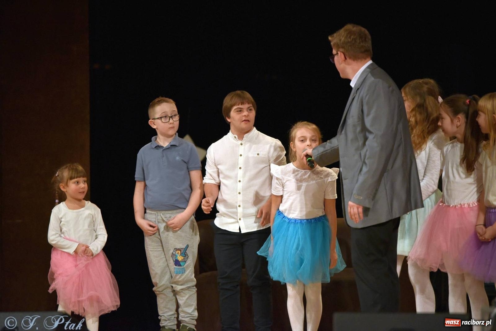 Zdjęcie w galerii na portalu naszraciborz.pl: Oprah Winfrey, Pompa Band, poród i Modlitwa. Gwiazdka Serc na bis! wiadomości z regionu