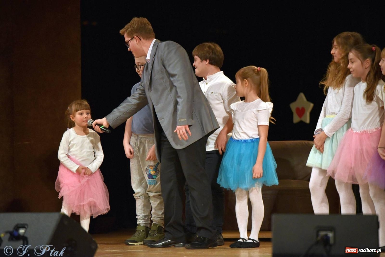 Zdjęcie w galerii na portalu naszraciborz.pl: Oprah Winfrey, Pompa Band, poród i Modlitwa. Gwiazdka Serc na bis! wiadomości z regionu