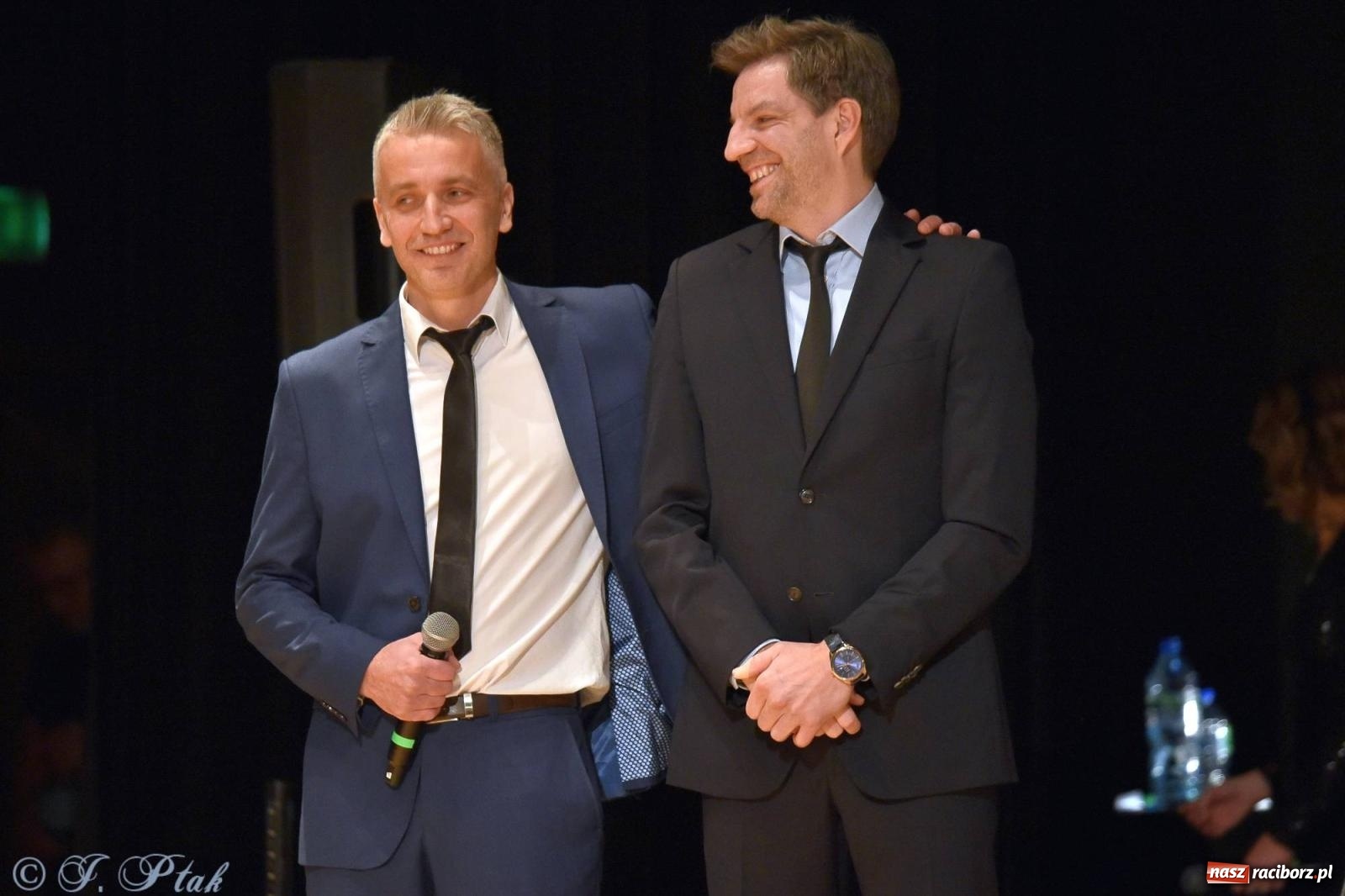 Zdjęcie w galerii na portalu naszraciborz.pl: Oprah Winfrey, Pompa Band, poród i Modlitwa. Gwiazdka Serc na bis! wiadomości z regionu