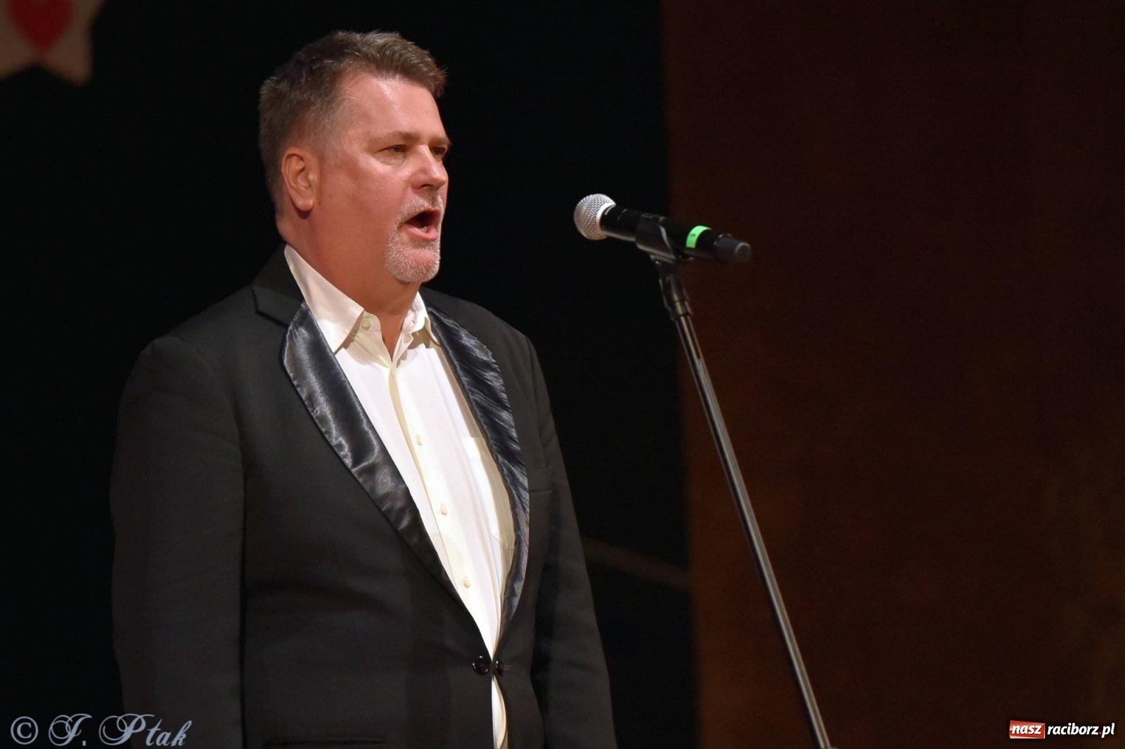 Zdjęcie w galerii na portalu naszraciborz.pl: Oprah Winfrey, Pompa Band, poród i Modlitwa. Gwiazdka Serc na bis! wiadomości z regionu