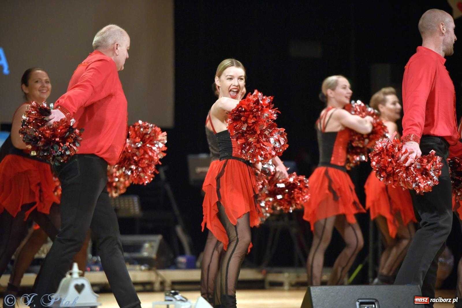Zdjęcie w galerii na portalu naszraciborz.pl: Oprah Winfrey, Pompa Band, poród i Modlitwa. Gwiazdka Serc na bis! wiadomości z regionu