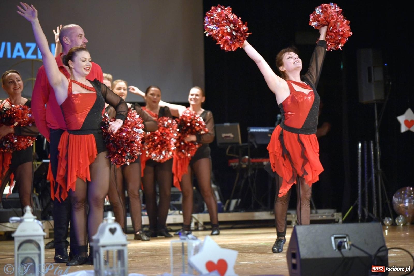 Zdjęcie w galerii na portalu naszraciborz.pl: Oprah Winfrey, Pompa Band, poród i Modlitwa. Gwiazdka Serc na bis! wiadomości z regionu