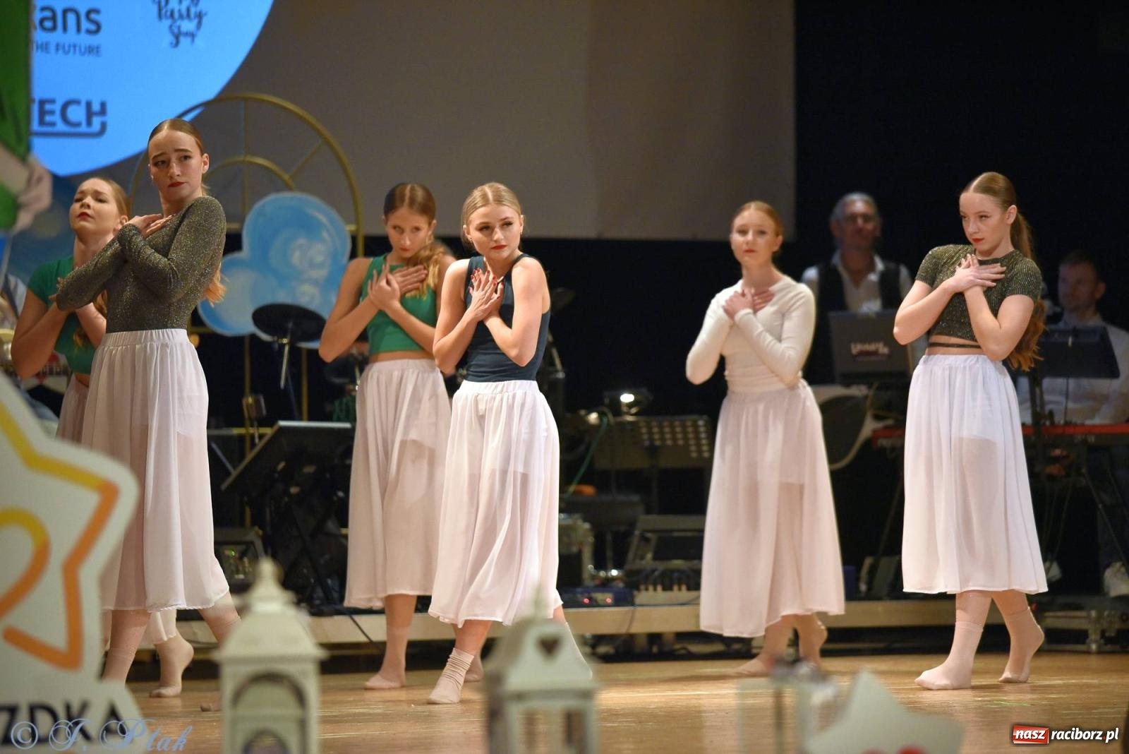 Zdjęcie w galerii na portalu naszraciborz.pl: Oprah Winfrey, Pompa Band, poród i Modlitwa. Gwiazdka Serc na bis! wiadomości z regionu